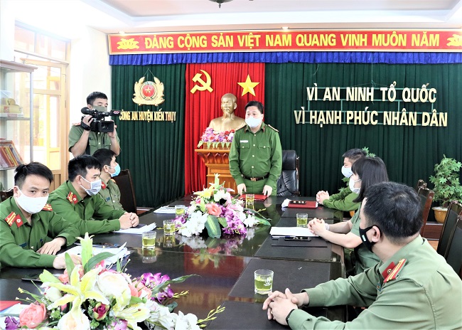 Thượng tá Bùi Trung Thành, Phó Giám đốc CATP biểu dương CAH Vĩnh Bảo, CAH Kiến Thụy